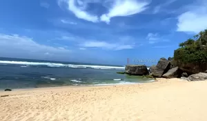 Pantai Pasir Putih Panjang di Singkawang Kalimantan Barat yang Punya Pesona Alam Memukau, Buat Wisata Healing Nih