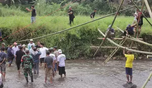 Pelajar di Bogor Nyeberang Sungai Demi Sampai ke Sekolah, Wakil Bupati Tinjau Lokasi Pembangunan Jembatan Sementara