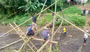 Warga Dua Kecamatan di Bogor Gotong Royong Bangun Jembatan Agar Pelajar Tak Lagi Seberangi Sungai untuk Sampai ke Sekolah