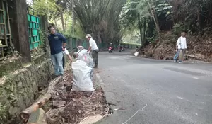 Gotong Royong Bersihkan Jalur Alternatif Puncak Bogor dari Sampah