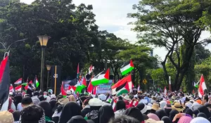 Ribuan Orang Gelar Aksi Bela Palestina di Jalan Tegar Beriman, Suarakan Boikot Produk pro Israel