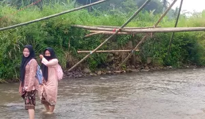 Kartini di Bogor Harus Seberangi Sungai untuk Sampai ke Sekolah