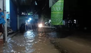 Luapan Sungai Cangehgar Sebabkan Banjir, Akses ke Alun-Alun Palabuhanratu Sukabumi Lumpuh