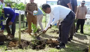 Peringati Hari Bumi, Bupati Sukabumi Tanam Pohon Bersama Petani