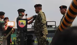 Di Atas Tank Tempur, Bupati Rudy Susmanto Terima Brevet Kehormatan dari Pussenkav