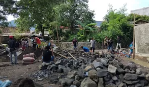 Nggak Ada Perhatian Pemerintah, Warga Kampung Gumelar Palabuhanratu Swadaya Perbaiki Tanggul Jebol