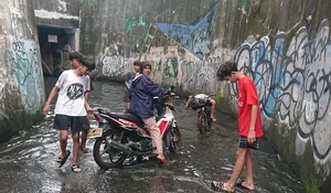 Underpass Dipo Depok Banjir, Banyak Kendaraan Pilih Putar Arah