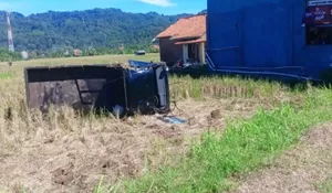 Kecelakaan di Jalur Cisolok - Bayah, Mobil Pikap Nyusruk ke Sawah Warga