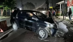 Nggak Ada Angin Nggak Ada Hujan, Pengemudi Avanza Tabrak Tiang Listrik di Cileungsi