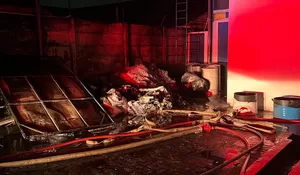 Kebakaran Hebat di Pabrik Kancing Karadenan, Penyebabnya Diduga Karena Tersambar Petir