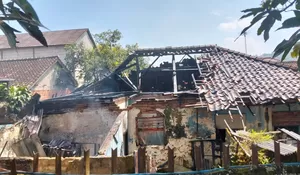 Korsleting Listrik, Rumah Kakak Beradik di Cikembar Sukabumi Kebakaran Hebat