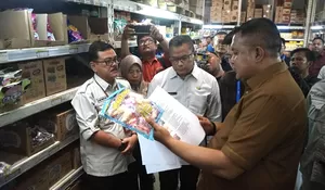 Bupati Rudy Susmanto Sidak Keliling Supermarket Cek Makanan Mengandung Unsur Babi, Ini Hasilnya