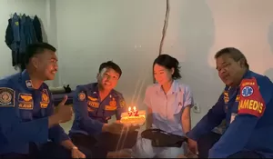 Diputusin Pacar dan Patah Hati, Putri Datang ke Damkar Rayakan Ulang Tahun