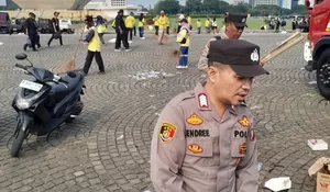 Personel Polri Sigap Bersih-bersih Kawasan Monas Usai May Day Fiesta