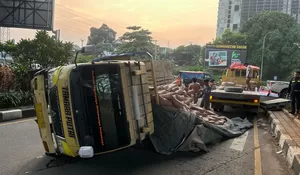 Truk Pengangkut Semen Terlibat Kecelakaan Tunggal di Simpang BORR Bogor, Diduga Akibat Menghindari Kendaraan Lain