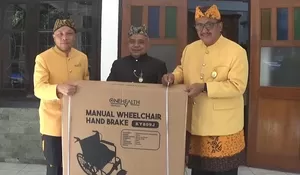Pemkab Sukabumi Salurkan Bantuan Kursi Roda bagi Penyandang Disabilitas di Palabuhanratu