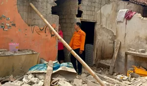 Rumah Warga di Jalan Baru Bogor Mendadak Ambruk, Dua Keluarga Terpaksa Mengungsi