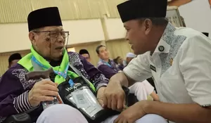 Ratusan Jamaah Haji Kloter Pertama Berangkat, Wali Kota Bekasi Tri Adhianto Sampaikan Pesan Khusus