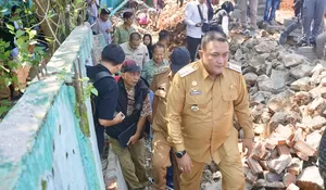 Bupati Rudy Susmanto Geram Tembok SDN Cipayung 01 Jebol dan Bikin Banjir Imbas Pembangunan Perumahan, Janji Evaluasi Perizinan