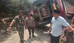 Truk Molen Timpa Rumah Warga di Puncak Bogor, Kepala Desa Tuntut Ganti Rugi