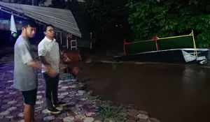 Diguyur Hujan Deras, Saung Milik Tempat Wahana Depok Fantasy Land Ambruk