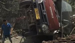 Kecelakaan di Puncak Bogor, Truk Molen Terguling Timpa Rumah Warga