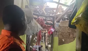 Cerita Aisyah, Janda Anak Tiga di Sukaraja yang Rumahnya Ambruk saat Sedang Tidur Bersama Tiga Anaknya