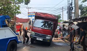 Dua Kios Buah di Cibinong Tertimpa Truk Air Mineral, Ini Penyebabnya