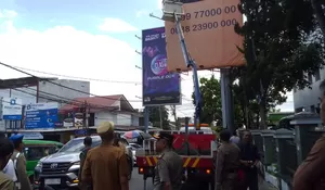 Pemkot Sukabumi Ancam Bongkar Reklame Liar Jika Pemilik Tak Lengkapi Perizinan