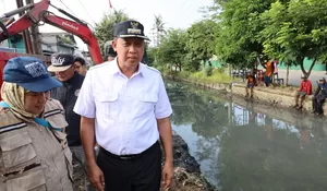Kurangi Risiko Banjir, Wali Kota Bekasi Tinjau Langsung Normalisasi Kali di Perumahan Duren Jaya