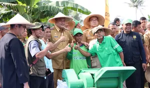 Semringah, Petani si Leuwisadeng dapat Bantuan Alat dari Bupati Rudy Susmanto