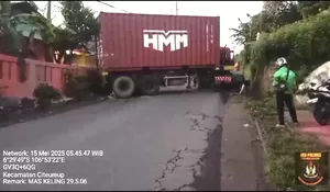 Nggak Kuat Nanjak, Truk Trailer Terperosok ke Parit dan Tutupi Jalan