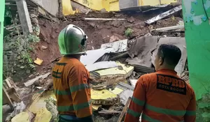 Rumah Kosong di Pasir Jaya Bogor Ambruk Timpa Tetangga, Satu Orang Terluka