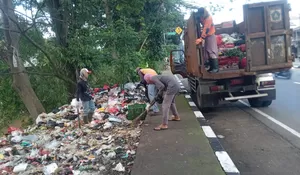 Sampah Berserakan di Jalan Raya Bogor, DLH Kerahkan Petugas Kebersihan, Camat Pasang Larangan Buang Sampah Sembarangan