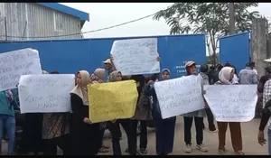 Gerbang PT CKS Disegel Warga Jagabaya Parungpanjang, Begini Duduk Perkaranya