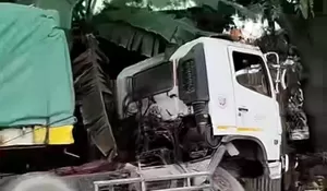 Truk Pengangkut Semen Alami Kecelakaan di Gunungputri