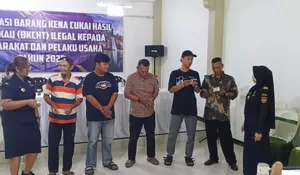 Warga Surade Sukabumi Dicekoki Pengetahuan Bahaya Rokok Ilegal