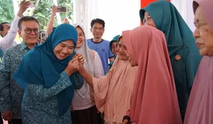 Berkunjung ke Tajurhalang, PKK Bogor Bagi-bagi Sembako hingga Mukena untuk Lansia