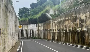 Viral! TPT di Jalur Underpass Batutulis Nyaris Ambruk, Kondisinya Mengancam Keselamatan Warga