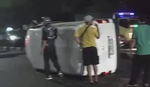 Kecelakaan di Jalan Raya Jakarta Bogor, Gran Max Tabrak Traffic Light hingga Terguling