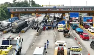 Rem Blong Truk Boks Pengangkut Minuman Energi Jadi Penyebab Kecelakaan Beruntun di Gerbang Tol Ciawi 2