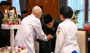 Momen Gibran Ketemu Try Sutrisno Sambil Membungkukkan Badan Jadi Sorotan