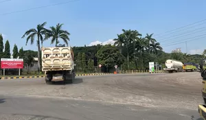Truk Semen PT SBI Diduga Jadi Salah Satu Penyebab Jalanan Klapanunggal Selalu Berdebu