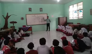 Hampir Setahun Siswa SD di Gunungsindur Terpaksa Belajar di Lantai, Bangku dan Meja Sudah Tidak Layak