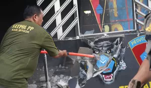 Satpol PP Bongkar Belasan Bangunan Liar, Markas Ormas Ikut Dirobohkan