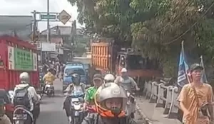 Nyaris Nyebur ke Sungai, Truk Tabrak Besi Jembatan Cinangneng, Kemacetan Panjang Tak Terhindarkan