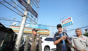 Wali Kota Sukabumi Turun Langsung Tertibkan Reklame Ilegal, Ajak Warga Sama-sama Awasi