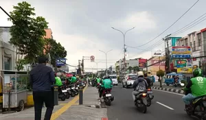Warga Risih! Trotoar Dekat Stasiun Depok Lama Dipenuhi Ojol