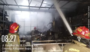 Pemilik Toko Elektronik di Citeureup Kaget saat Buka Toko, Kobaran Api Muncul dan Membesar