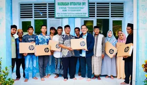 Kang AW Tebar Bantuan untuk Warga Bogor: Dari Makanan Tambahan untuk Ibu Hamil, Laptop Sekolah, hingga Ruang Kelas Pesantren dan Alat Pertanian